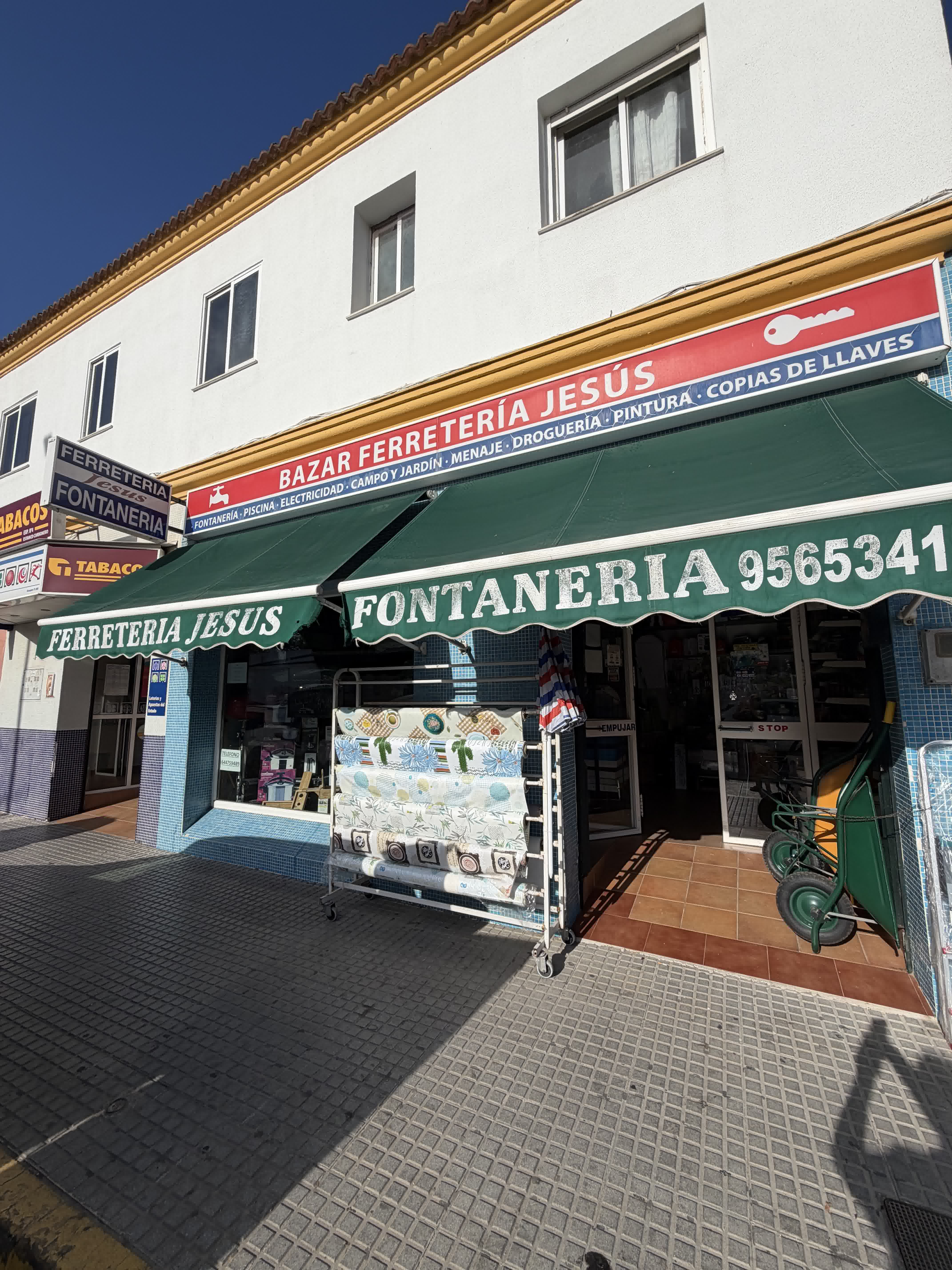 Fachada de Ferretería y Fontanería Jesús en Av. de la Diputación, 80, Chiclana de la Frontera
